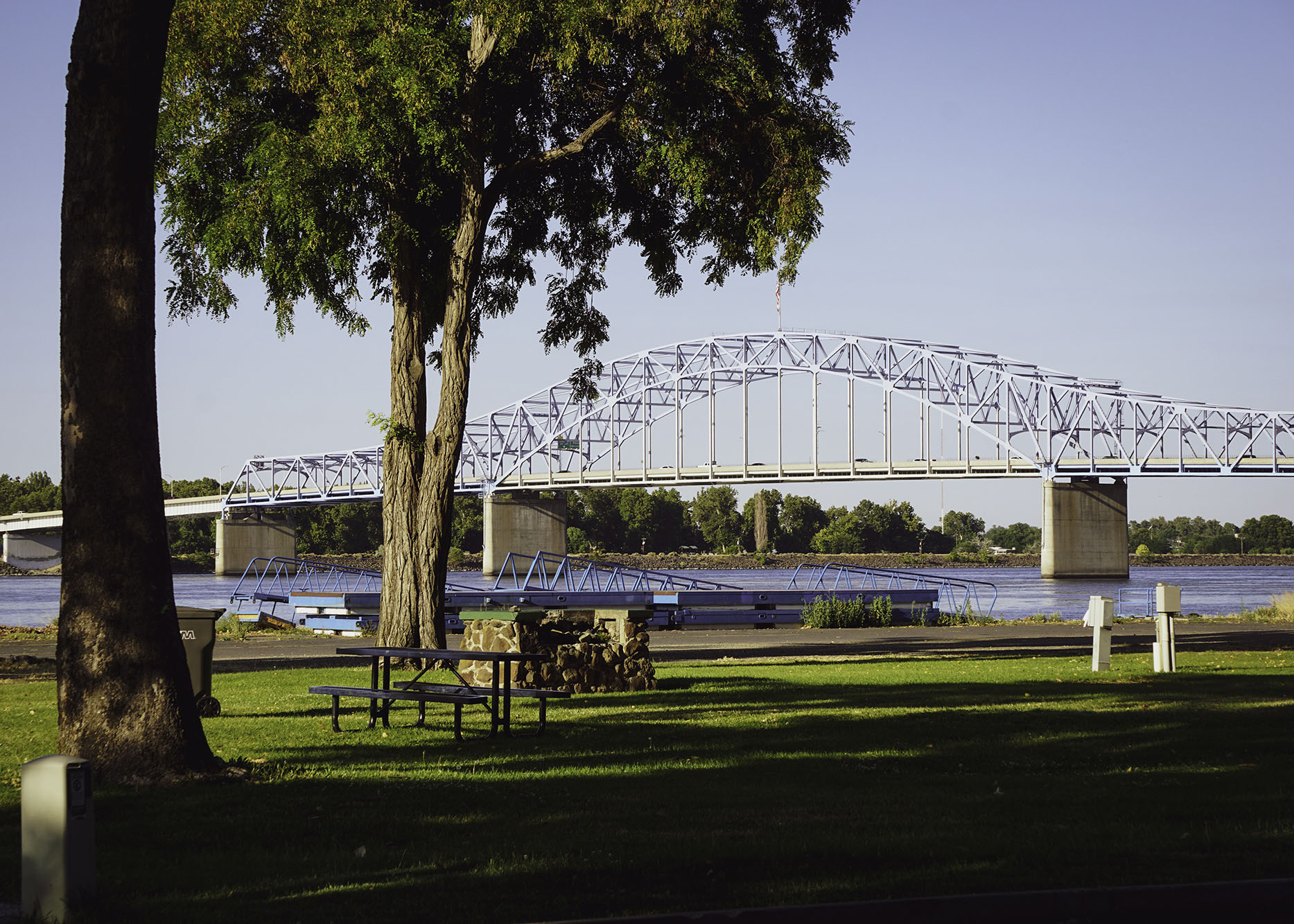 Columbia Park in Kennewick Washington with bridge in distance
